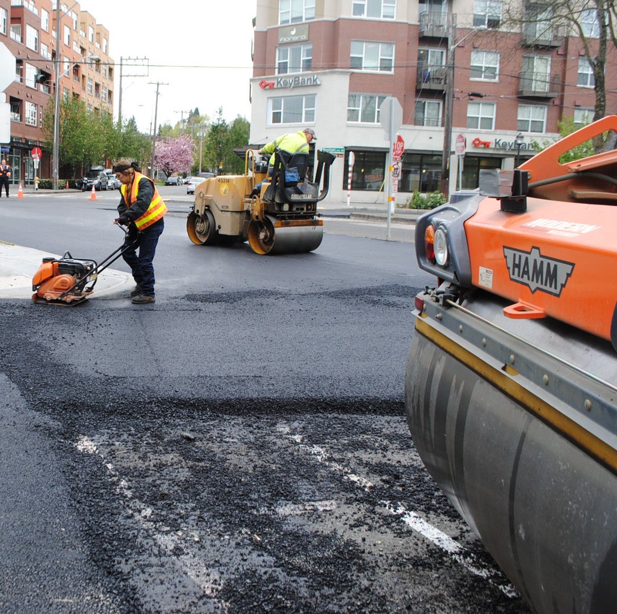 seattledot's tweet photo. 🙋🏾‍♀️ Green Lake &amp; Wallingford residents, wondering about all the construction work you are seeing along N 50th St and N 40th St? 
We're paving sections of N 50th St &amp; will soon be working on N 40th St. Sign up for weekly updates👇🏾 

https://t.co/P0n7Pr5UUX

#MoveSeattle https://t.co/SQRCVimmR2