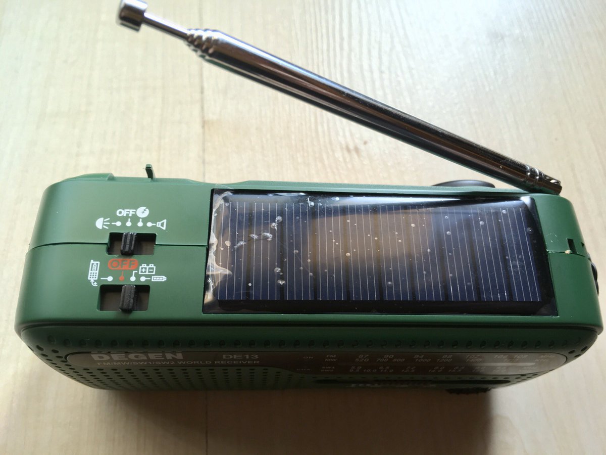 Radio Degen DE13. Una de las portátiles de emergencia “lowcost” más vendidas. Tiene panel solar, baterías Ni-MH incluidas, dinamo, pilas AAA, linterna, sirena y luz de alarma, puerto USB para cargar un móvil, SW (Onda Corta)/AM/FM y su precio suele ser de unos 20-25 euros (1/2)👇