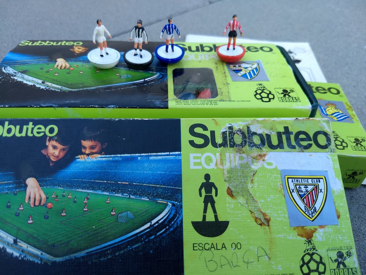 soriano_jav's tweet photo. Subbuteo, eso sí era jugar. Llamadle las chapas pijas o como queráis. Yo nunca he jugado al FIFA famoso, pero sí a esto. Y como el CD Castellón creo que no estaba... 
pues lo pinté yo. #PPO #AscensoCDCastellon #Castellon https://t.co/7N05uQ9yAq