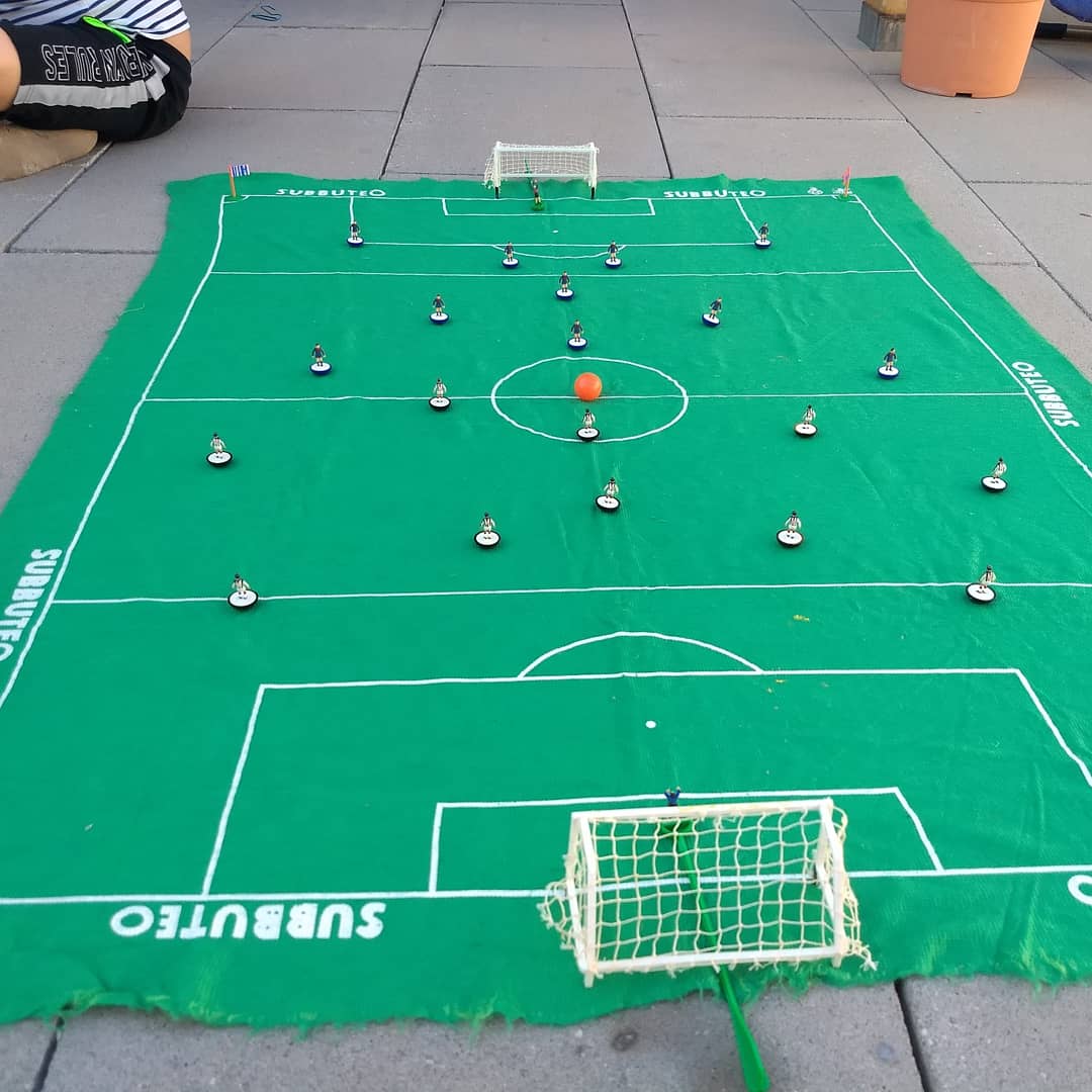 soriano_jav's tweet photo. Subbuteo, eso sí era jugar. Llamadle las chapas pijas o como queráis. Yo nunca he jugado al FIFA famoso, pero sí a esto. Y como el CD Castellón creo que no estaba... 
pues lo pinté yo. #PPO #AscensoCDCastellon #Castellon https://t.co/7N05uQ9yAq