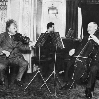 44. Einstein tocando el violín en Llavallol