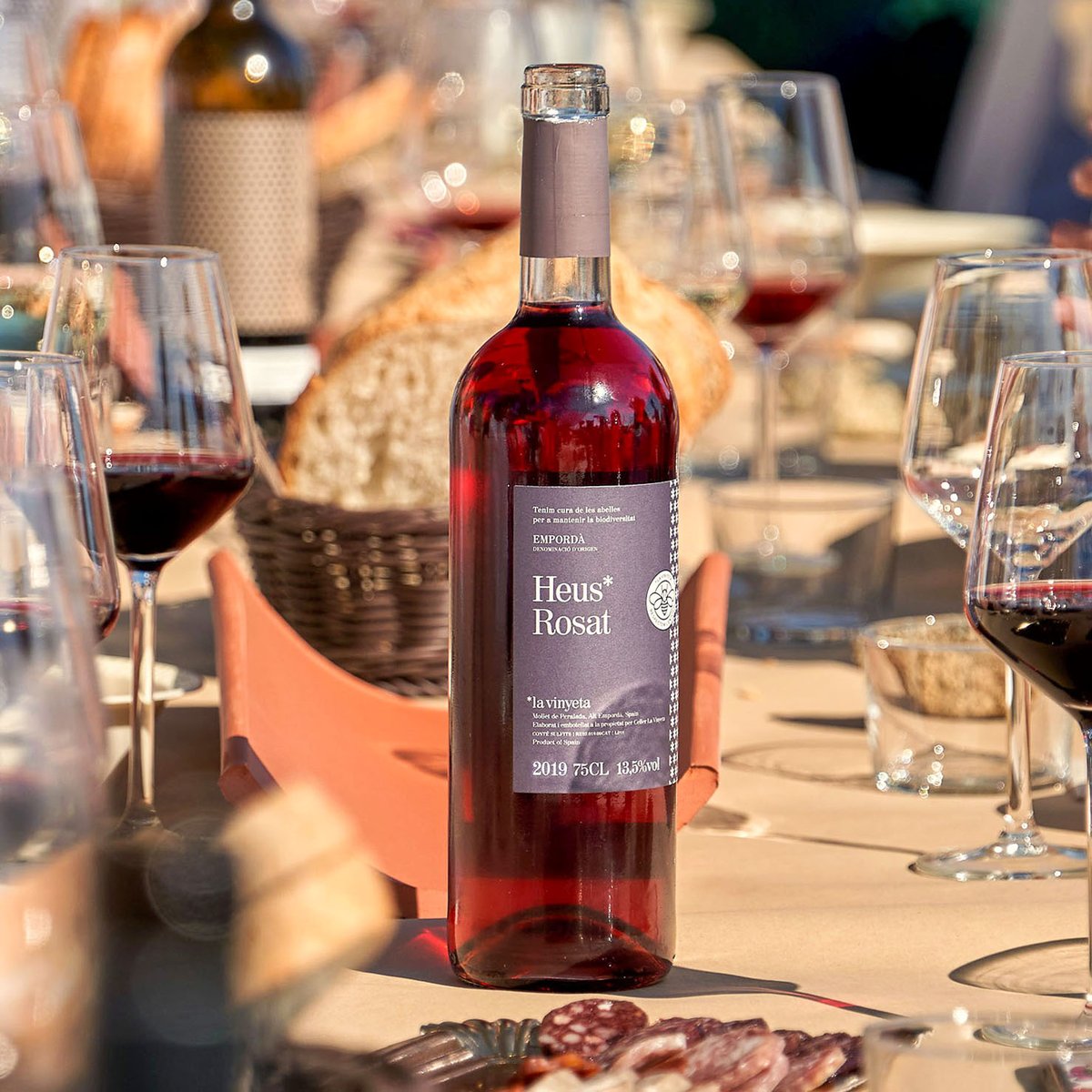 la_vinyeta's tweet photo. Un #vi que destil·la primavera, bon temps, converses animades i aperitius alegres! Fresc i festiu! Així és el nostre #Heus* rosat, un vi per gaudir dels petits plaers aquests dies a casa i que podeu demanar amb el pack confinament (amb regal sorpresa!) https://t.co/QhZA5QhrT6 😊 https://t.co/Q38A8e6WVx