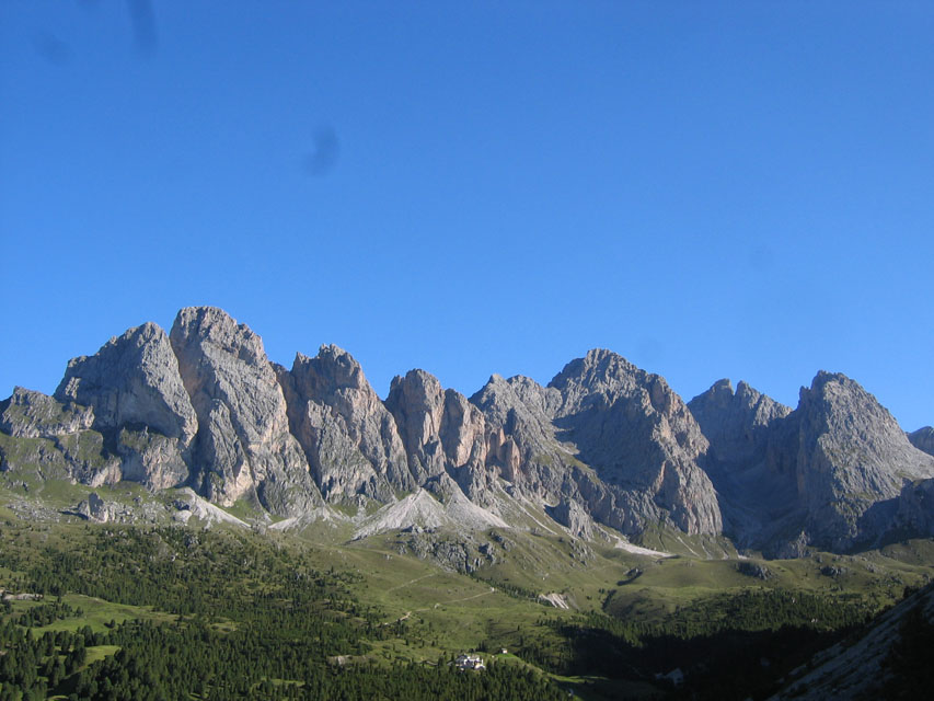 Raushier's tweet photo. Neu auf Raushier: #Grödnertal: Das Herz der #Dolomiten https://t.co/eawQ1LQoaf #raushier #reisemagazin #reisereportage #DolomitiSuperski #Südtirol Die Grödner Berge bilden ein Massiv, wie es schöner fast nicht sein kann. - Foto: Val Gardena-Gröden Marketing https://t.co/t2Htx1diXY