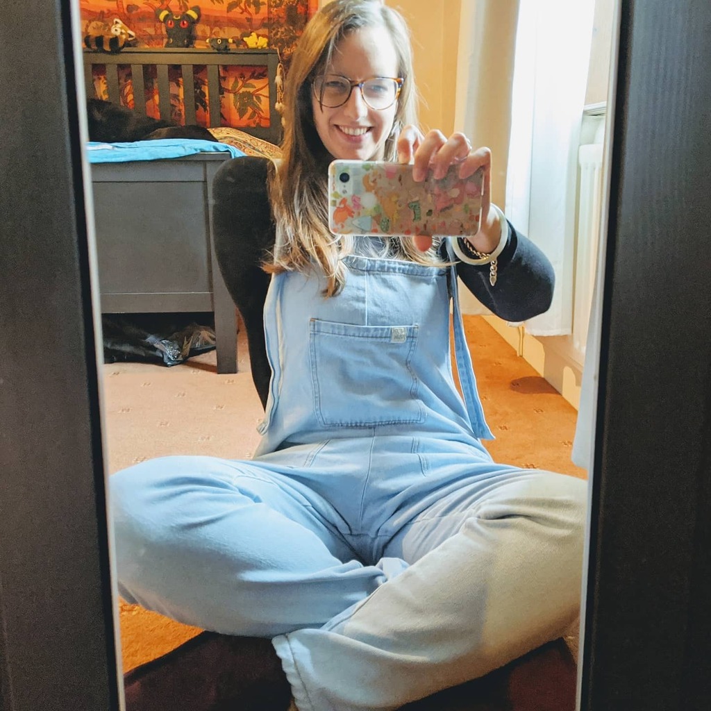 mikachan_'s tweet photo. I've got some new Yaks! These are light wash Atlas. They're super comfy, I love them ♥️ #yakmirrorselfiemonday #doginbackground https://t.co/DmVppdnzAO https://t.co/qWv90G2CB2