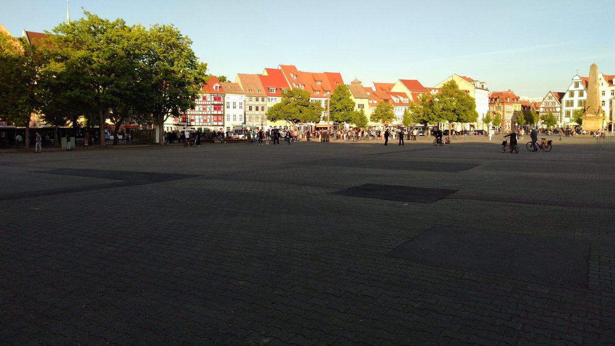real_plaetzef's tweet photo. 1942 Die Polizei kündigt im Falle weiterer Verstöße gegen das Versammlungsrecht ED-Maßnahmen für die Esos an. Diese teilen sich daraufhin auf den Domplatz auf oder gehen. #EF1805 https://t.co/HU2VgtIHs6
