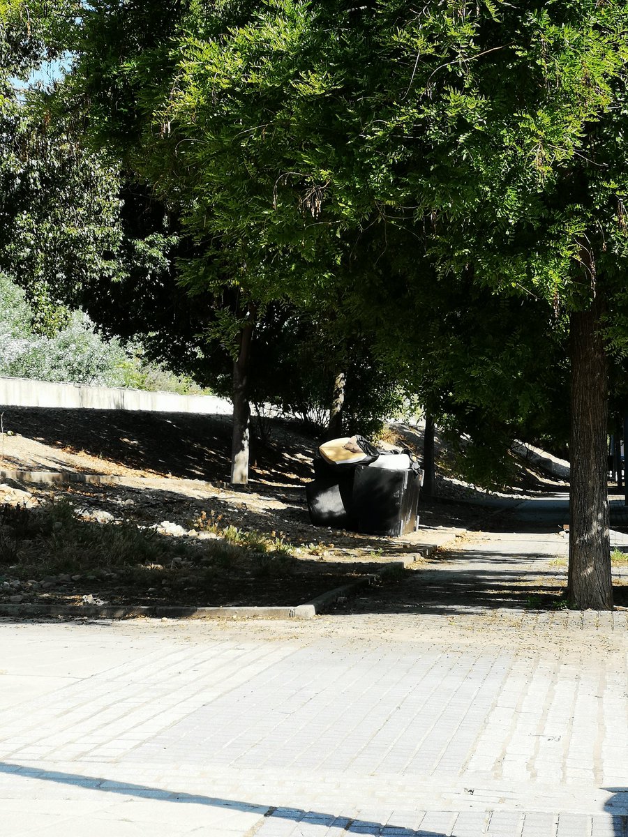 andresmg439's tweet photo. @sadecocordoba Calle Acera del Río, 9. en este rincón olvidado de Córdoba donde abundan los incivicos que no cumplen las normas se acumulan los enseres https://t.co/zNN9v9vcBP
