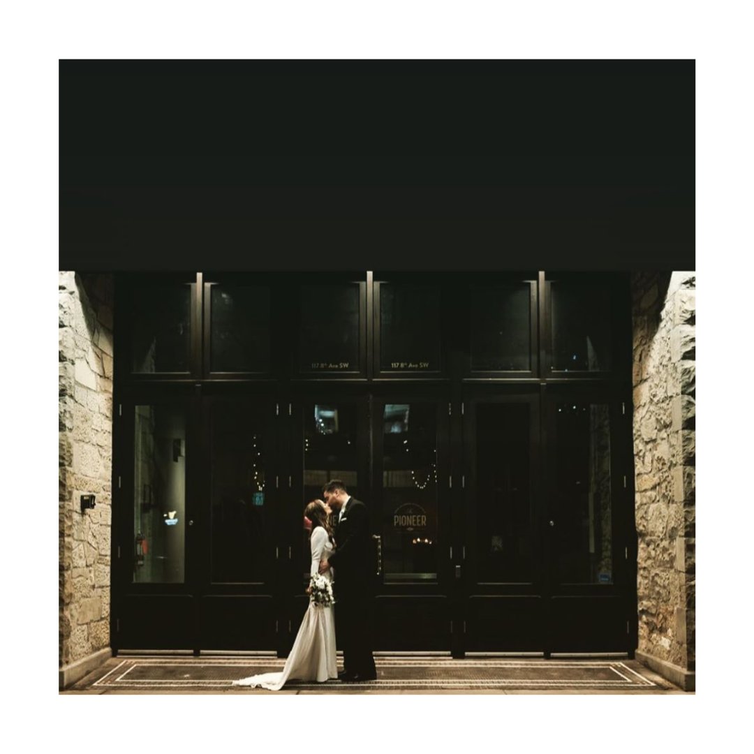 EventCoreYYC's tweet photo. HOW ROMANTIC IS THIS PICTURE + THIS VENUE? Can’t wait to be back in action celebrating love! 🖤 Wedding season will one day return, Just on pause for now.... - @thepioneeryyc
📷: @nicole.fieldphotography https://t.co/Z7m2rlxlGG