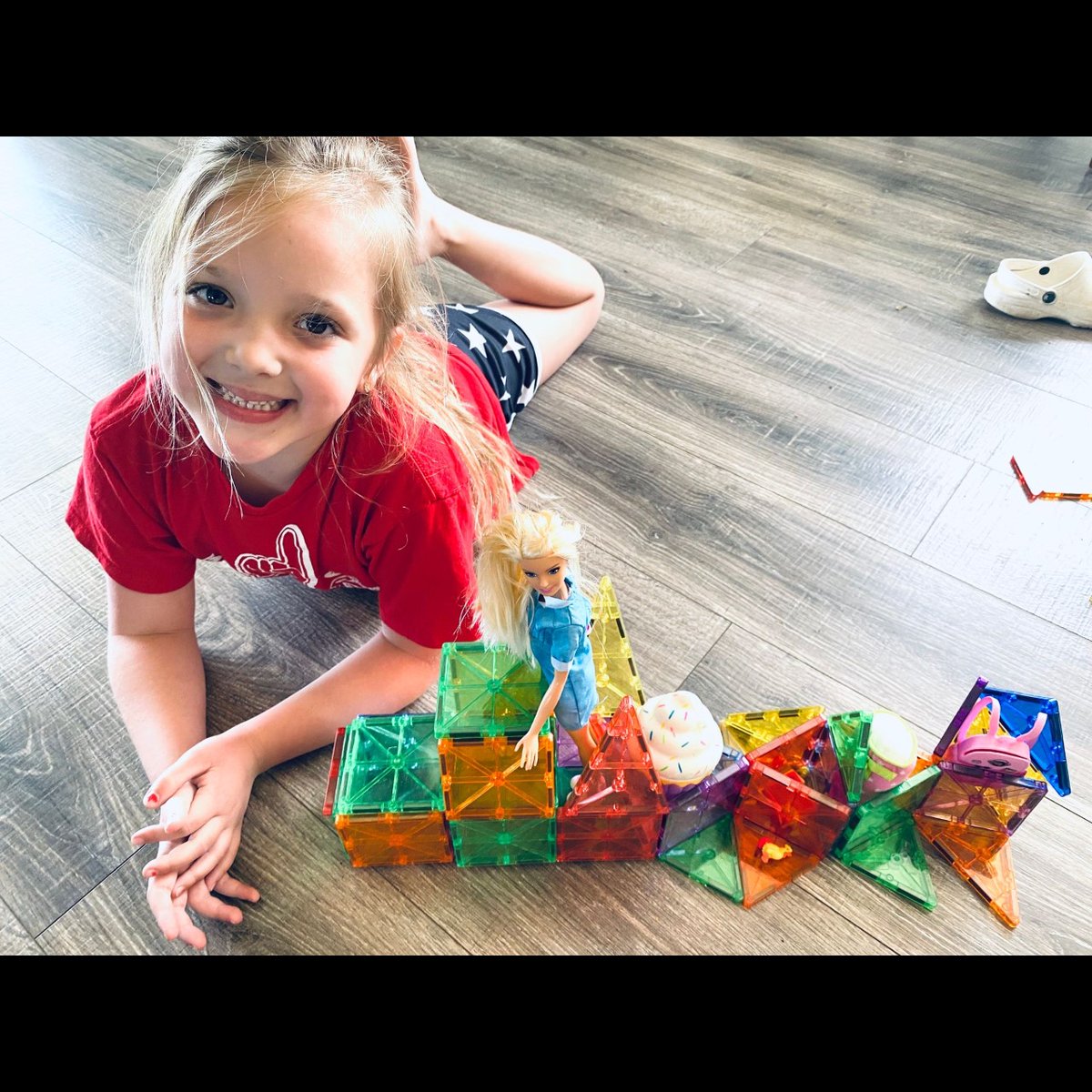 JoeWalkerES's tweet photo. (1/4) Kindergarten is busy learning trains &amp; kites; created matching STEAM projects. Also site words, practicing measurements &amp; hanging out w/ #flatcarroll &amp; #flatsanders. Aidan &amp; Logan from @ToniECarroll12 &amp; Kat &amp; Deacon from 
@BSanders3421 are 4 of many who are #McGConnected https://t.co/RcPRd32ety