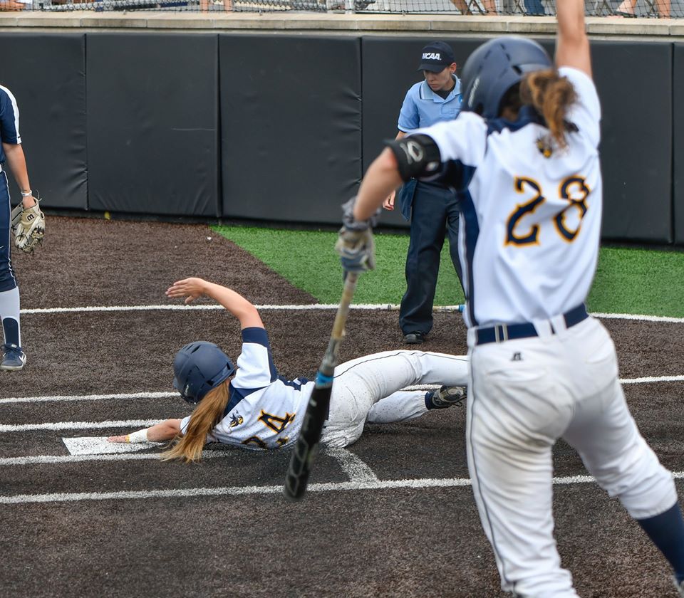 AugieSoftball's tweet photo. 𝕆𝕟𝕖 𝕐𝕖𝕒𝕣 𝔸𝕘𝕠.

The Swing ⏩
The Slide ⏩
The Celly ⏩
Super Regional Walk-off Winner ☑️

#RelentlessPursuit | #CarryTheChip | #BuildingChampions https://t.co/aPyoAZbE95