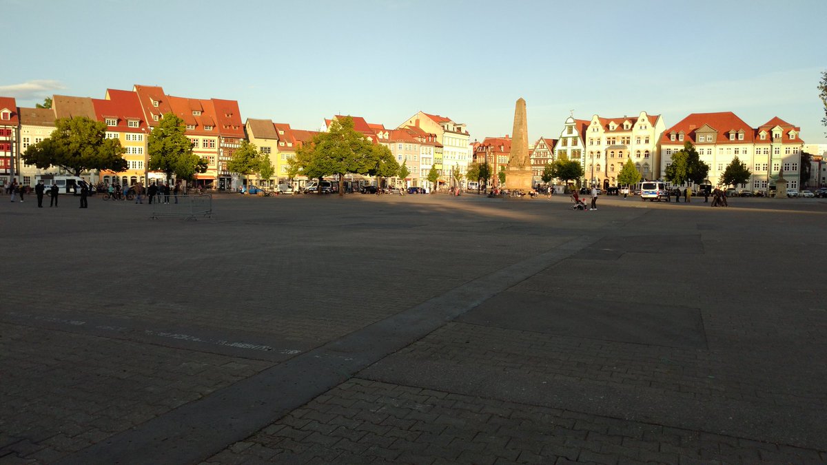 real_plaetzef's tweet photo. 1956 Zeit, sich über eine sichere Heimreise Gedanken zu machen. Vereinzelt stehen nämlich wieder Faschos um den Domplatz. #EF1805 https://t.co/Si9RQ2xOYR