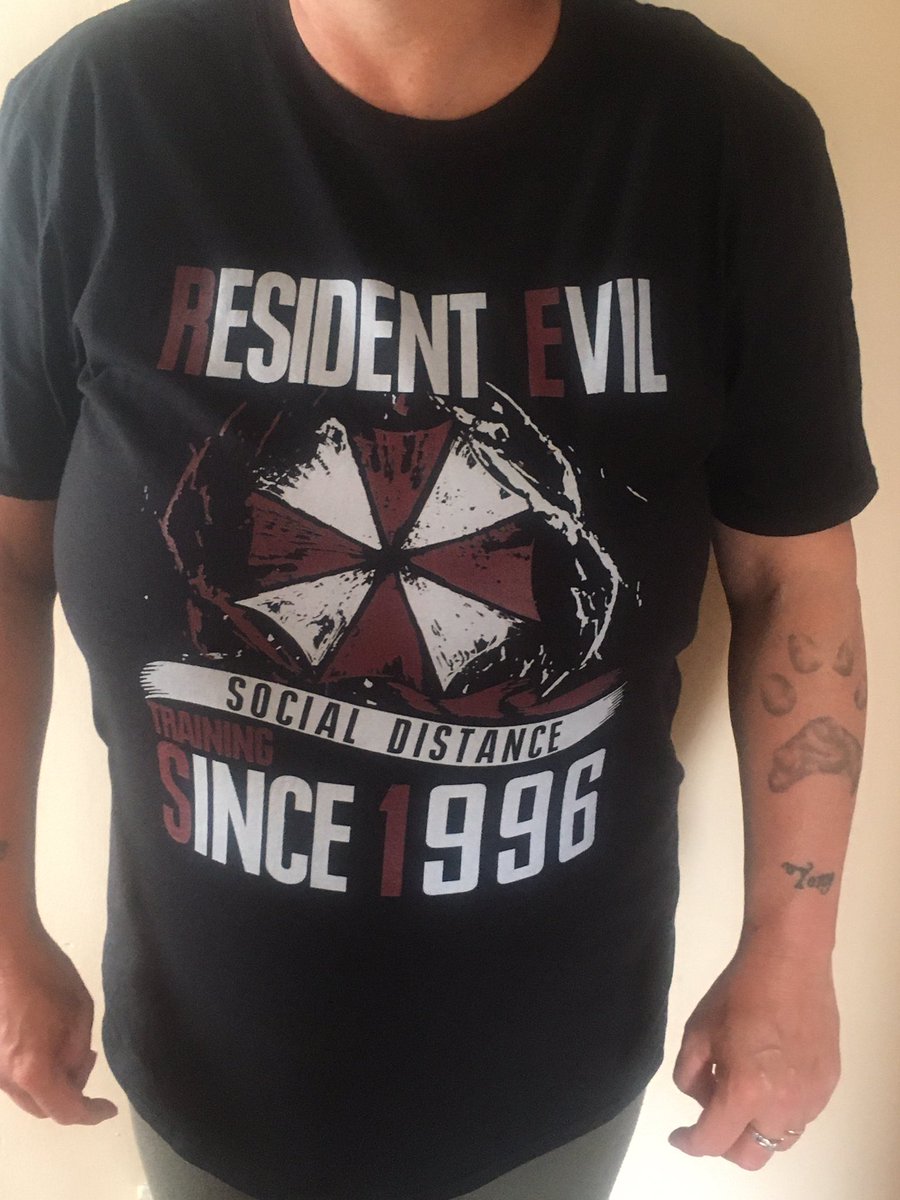 71_moss's tweet photo. Love my resident evil t-shirt that came today. Thank you #moteefe 👍👍👍 https://t.co/VLt2wLEIMU