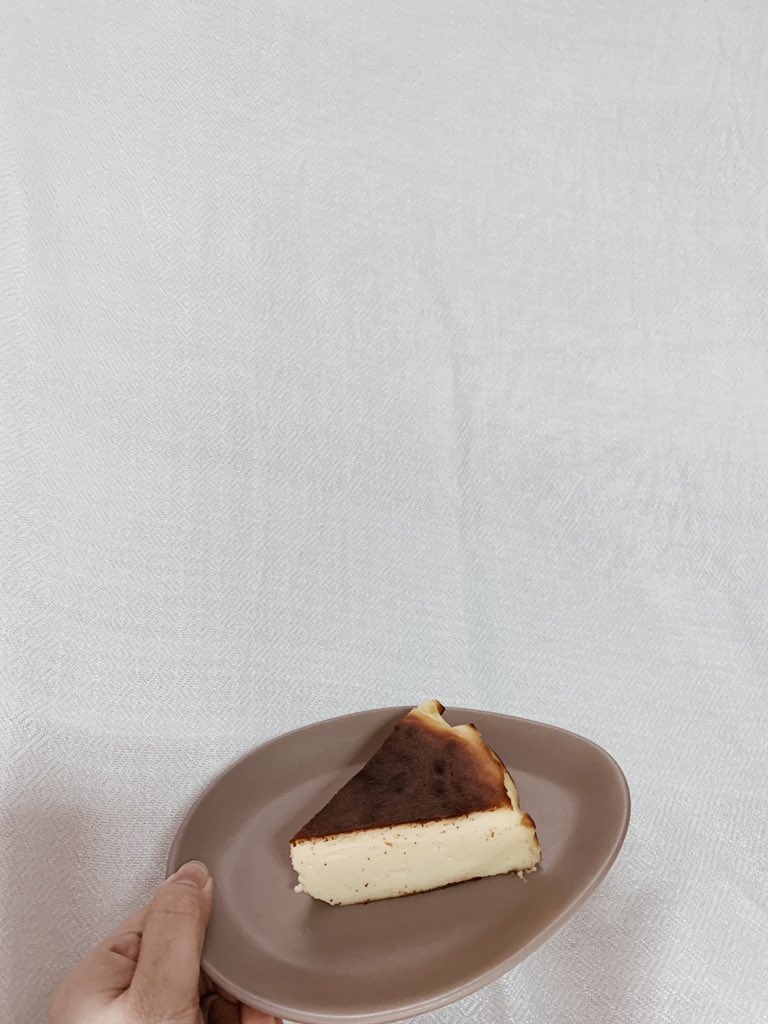 toythanari's tweet photo. ขอฝากร้าน
Basque Burnt Cheesecake
ชีสเค้กหน้าไหม้ต้นตำรับจากสเปน รสชาติเข้มข้นจากครีมชีส เนื้อเนียนนุ่มละมุน มีความครีมมี่ตรงกลาง

1 ชิ้น ราคา 95 บาท
1 ปอนด์ ราคา 590 บาท

 IG: @crumbandcobbler.bkk
 LINE: https://t.co/uyVJ9lwFMy

#รีวิวอร่อยไปแดก @aroii #อร่อยไปแดก #อร่อยบอกต่อ https://t.co/PtkYgnh5t0