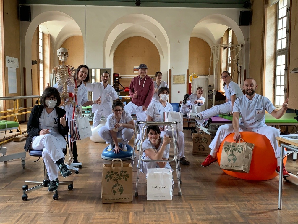chefsXsoignants's tweet photo. À l'Institut National des Invalides, on se met en scène pour remercier la venue des sacs remplis de victuailles ! 
De belles images qui réconfortent tout le monde. 
Merci à nos soignants ! 

@transgourmet_fr @METRO_FR @marchederungis

#LesChefsAvecLesSoignants #RéconFortEnsemble https://t.co/NIONrUoGlz