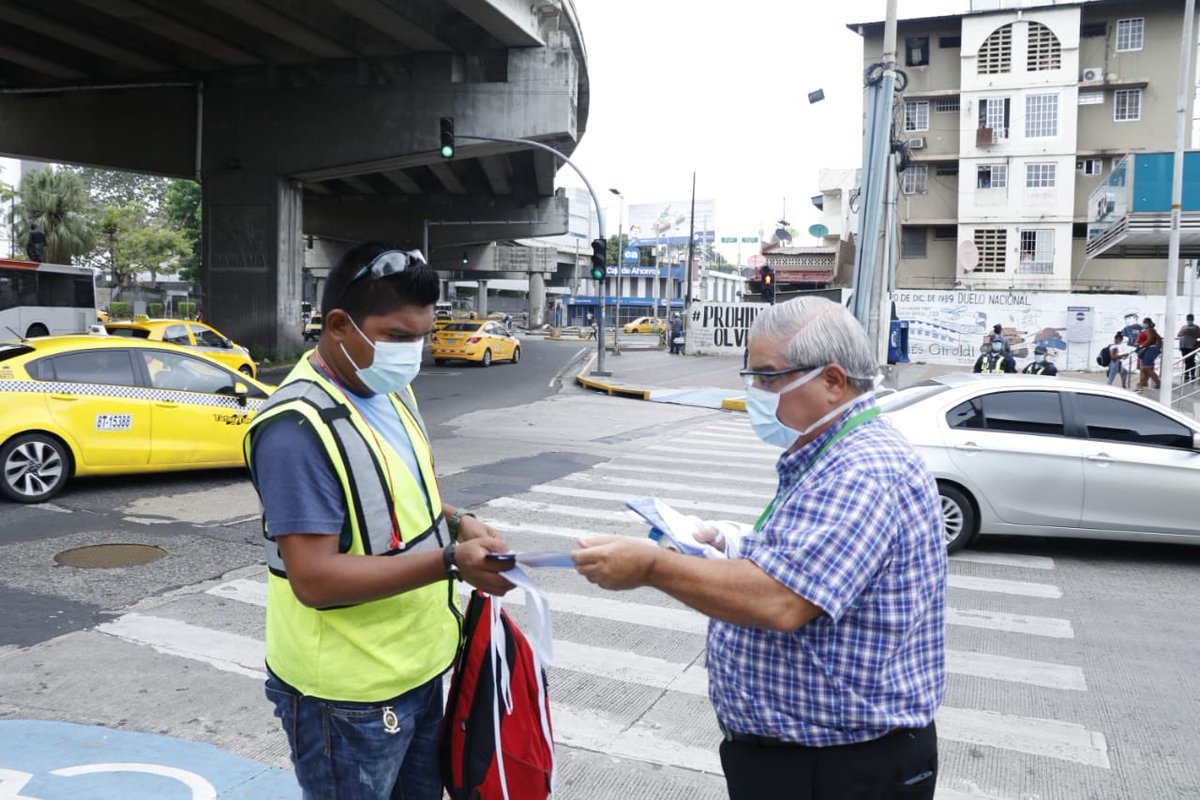 ecotvpanama's tweet photo. #EsNoticia🔵 Ministra del @MINSAPma @rosarioetm hizo recorrido por la estación 5 de Mayo de @elmetrodepanama para concienciar a la población sobre el uso de la mascarilla. Además, el equipo de salud 
entregó mascarillas y material informativo sobre el #COVID19 https://t.co/TQhUWBnqr9