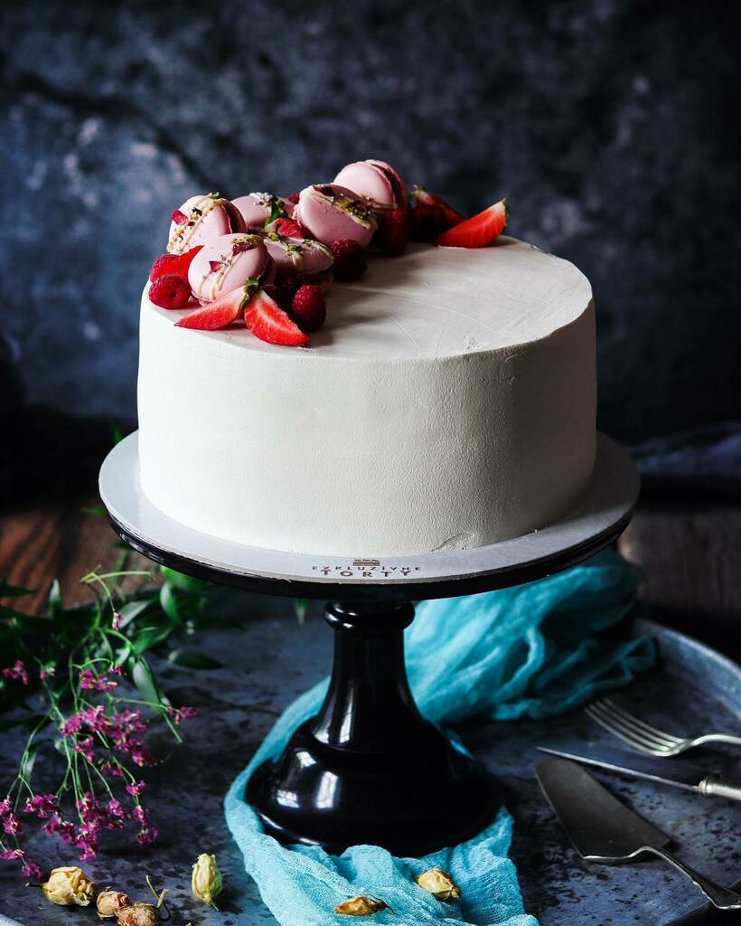coolinariblog's tweet photo. Veľká vanilková pre osemročnú princeznú. 😊 makrónky, jahody, maliny. .
.
.
.
#coolinari #foodblog #foodphotography #cake #torta #dort #cakedecorating #cakedecorator #cakestagram #dortik #sweet #food #foodblogger #foodie #foodlover #simply #delicious https://t.co/9zrJ7R3dUk https://t.co/tv2Li8GmbH
