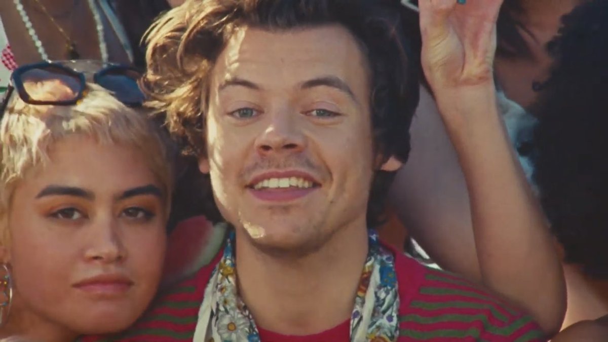 Daniela_HS_LT's tweet photo. #WatermelonSugar SU SONRISA!!! ME TIENE MAAAAAAL!!! ESTE VIDEO ES ARTE! https://t.co/K0YGG8DEO6