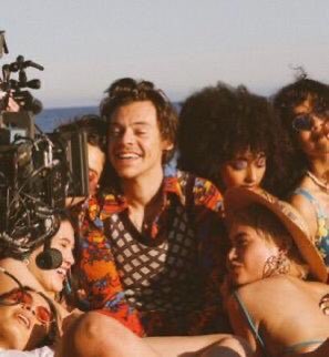 Daniela_HS_LT's tweet photo. #WatermelonSugar SU SONRISA!!! ME TIENE MAAAAAAL!!! ESTE VIDEO ES ARTE! https://t.co/K0YGG8DEO6