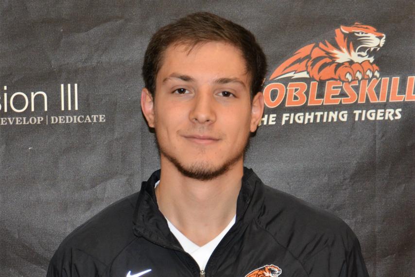 dgazettesports's tweet photo. Alex Hitchcock, a Cobleskill-Richmondville grad, wins @FightingTigers_ sportsmanship award: https://t.co/JomaUyNtXO https://t.co/jKg4MkeuS1