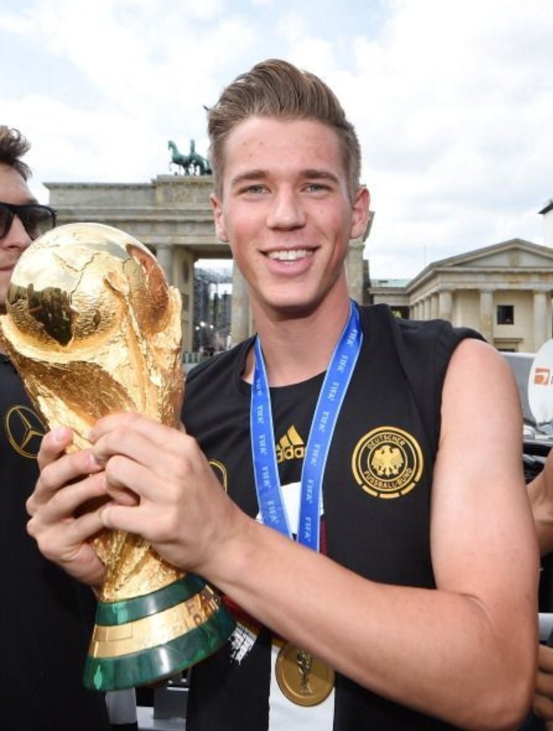  Happy birthday , Erik Durm !   