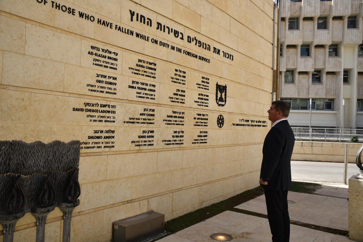 1/7 Il nuovo Ministro degli Esteri d'Israele, Gen. C.A. in riserva Gabi Ashkenazi, si è insediato oggi al Ministero degli Esteri a Gerusalemme. 

In foto il Ministro Ashkenazi rende omaggio ai diplomatici israeliani caduti in servizio. 

Buon lavoro, Signor Ministro, BeHatzlachà!