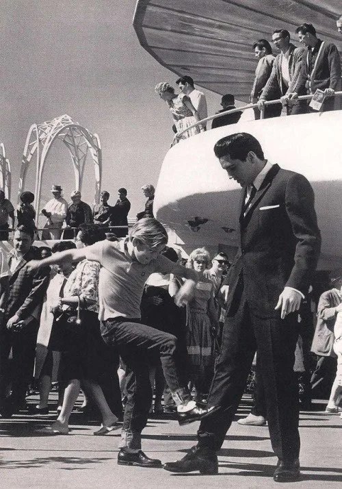 Kurt Russell stepping on Elvis's blue suede shoes in 1962.