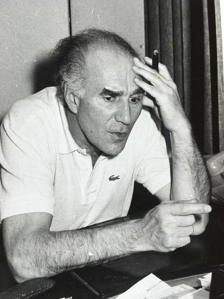 JipeKable's tweet photo. J'y vais de mon hommage à Michel Piccoli avec ces photos que j'ai prises au cinéma ABC de Toulouse en novembre 1983. Des épreuves de lecture en noir et blanc argentique qui témoignent de cette chaleureuse rencontre.
#MichelPiccoli #Toulouse #CinemaABC #RIP #Photos https://t.co/2ZTsH955CI