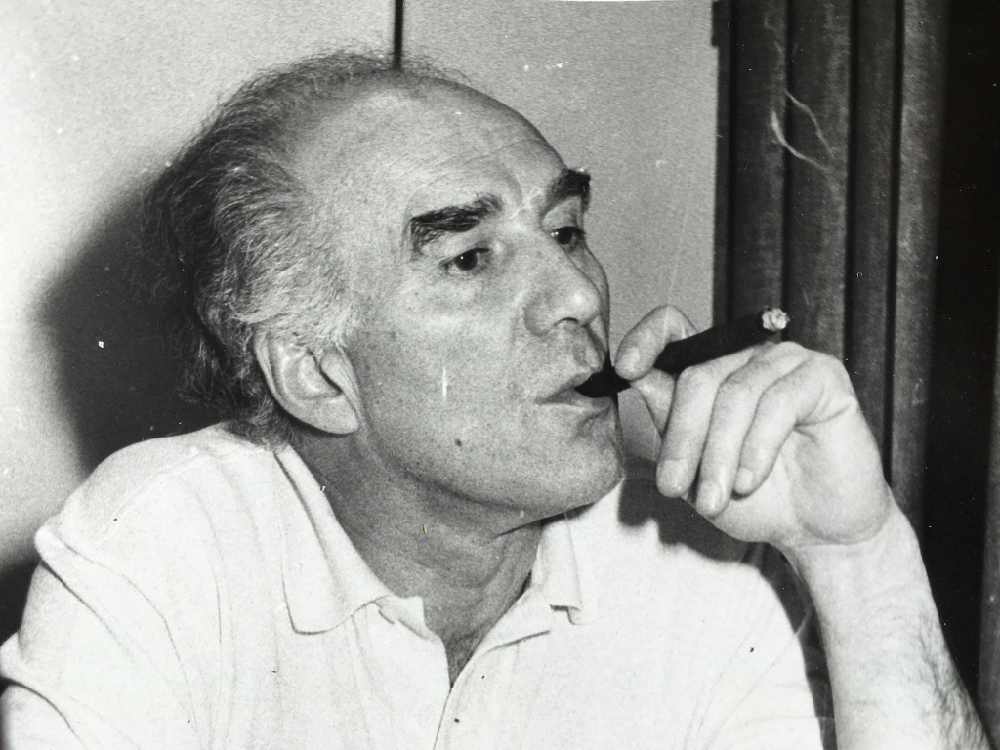 JipeKable's tweet photo. J'y vais de mon hommage à Michel Piccoli avec ces photos que j'ai prises au cinéma ABC de Toulouse en novembre 1983. Des épreuves de lecture en noir et blanc argentique qui témoignent de cette chaleureuse rencontre.
#MichelPiccoli #Toulouse #CinemaABC #RIP #Photos https://t.co/2ZTsH955CI