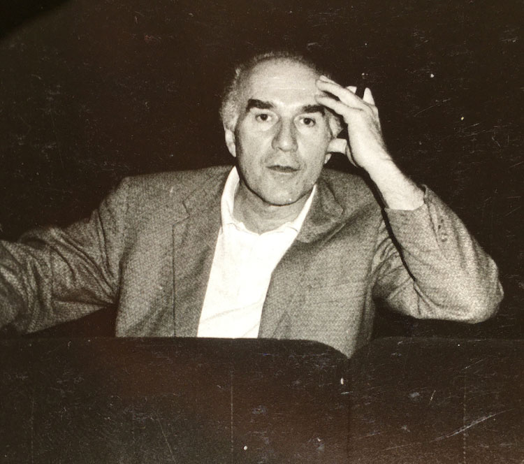 JipeKable's tweet photo. J'y vais de mon hommage à Michel Piccoli avec ces photos que j'ai prises au cinéma ABC de Toulouse en novembre 1983. Des épreuves de lecture en noir et blanc argentique qui témoignent de cette chaleureuse rencontre.
#MichelPiccoli #Toulouse #CinemaABC #RIP #Photos https://t.co/2ZTsH955CI