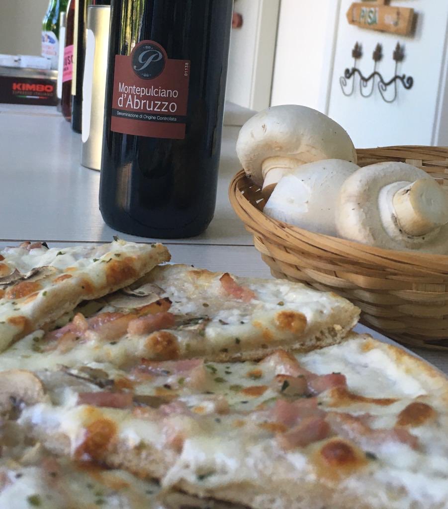Hoy es Lunes de carbonara con masa integral!!!! Base de nata y mozzarella, unos buenos champiñones y bacon! Feliz inicio de semana! A por ella!!!!🤗
#Integral
#TeCuidamos
#QuédateEnCasa
#ADomicilio
#DeliveryPizza
#PideParaLlevar
#TakeAwayPizza
#SinContacto