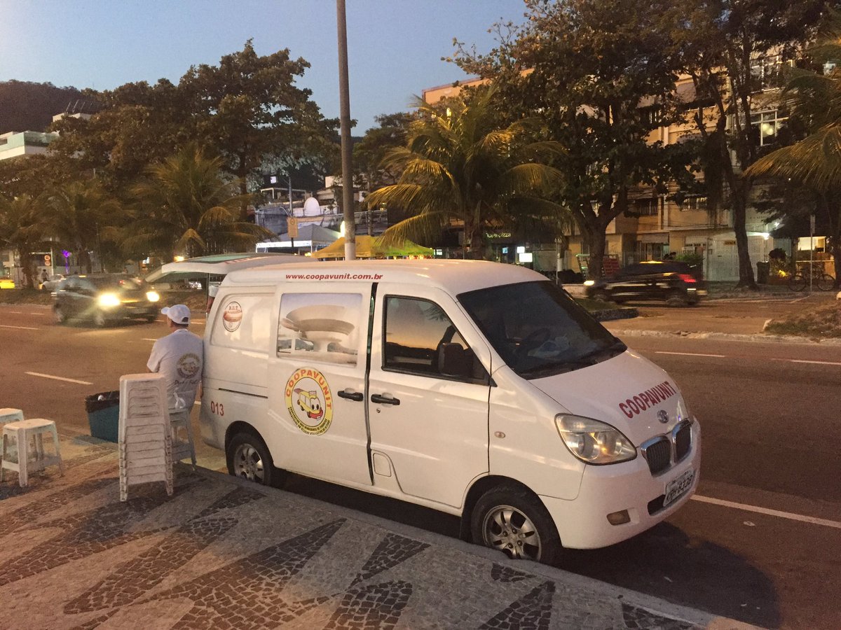 meupaisniteroi's tweet photo. Comer cachorro quente na Praia de São Francisco https://t.co/UUkrYnWjPt