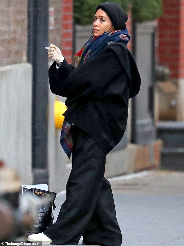 leaving your $39,000 crocodile bag on a NYC sidewalk while you smoke a cig.....a power move