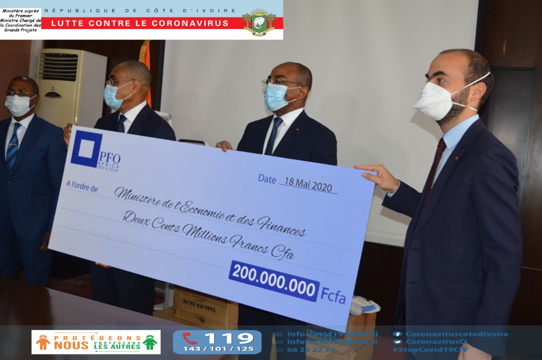 MinCGP_ci's tweet photo. Lutte contre la Covid-19 :
Dons du @GroupePFO réceptionnés par @ClaudeIsaacDe ministre du  @MinCGP_ci et le MEF.   
 Dons d’une valeur totale de 1 milliard cent millions de FCFA constitués en nature et en numeraire. 
#StopCoronavirus
#COVID19CI https://t.co/DcepgAf30i
