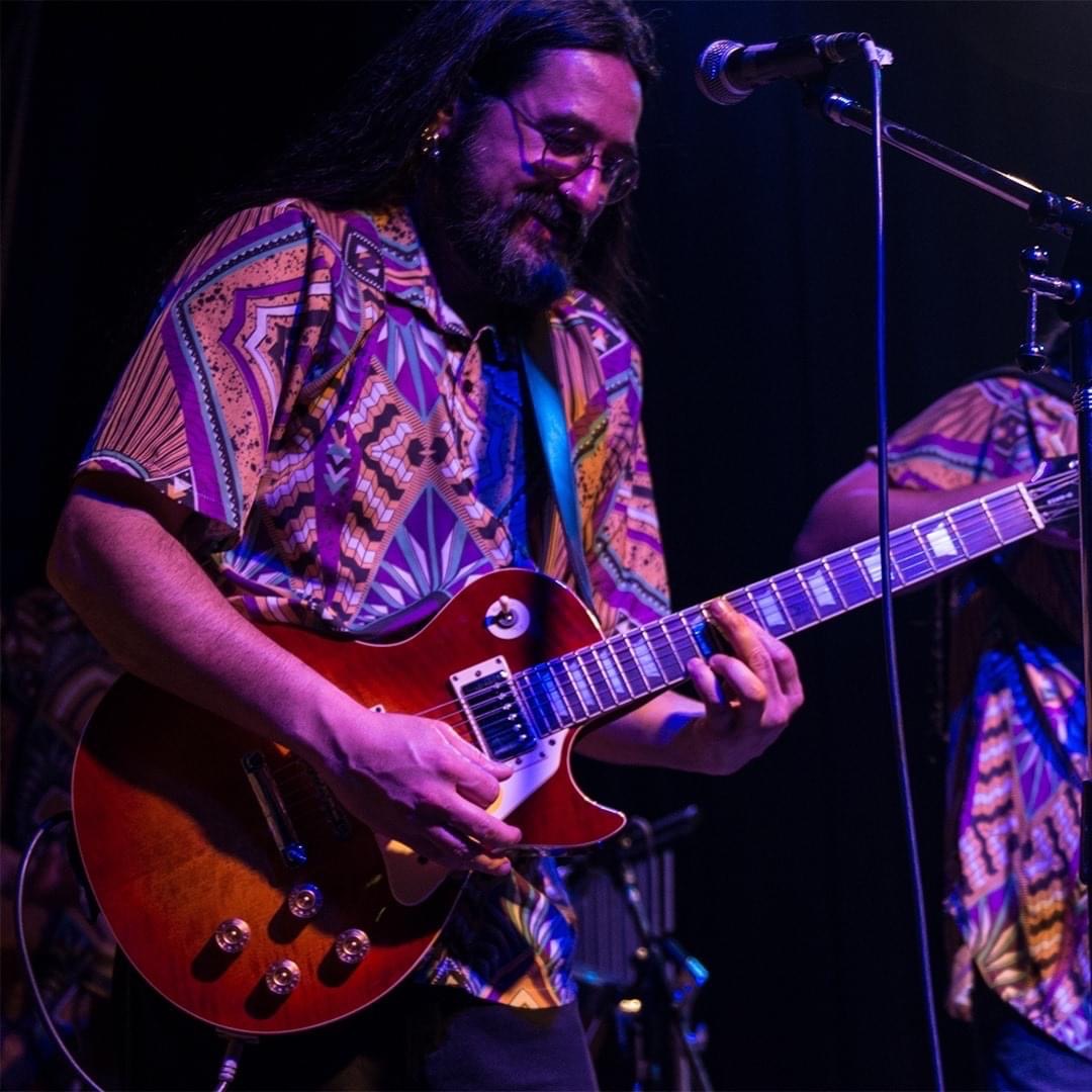 📢 Nueva semana, nueva vidriera. 

Para paliar la cuarentena, tenemos buena música para compartir con vos‼️

Laureano Mucciacciaro 🎸 presentó en exclusiva para Animales del Jazz su nueva 🆕 canción.

Con ustedes, "Más allá del tiempo" 
animalesdeljazz.com/vidriera-de-la…