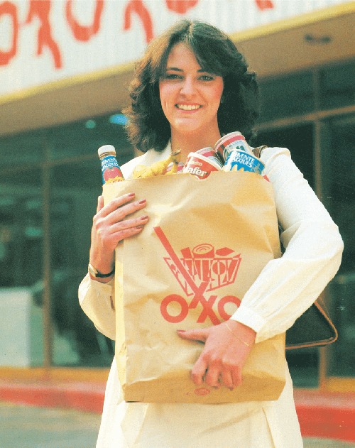 WaldorfAgency's tweet photo. Cuando en el Oxxo no había que esperar a que el de en frente terminara de hacer su recarga https://t.co/hDxFpSpBYI