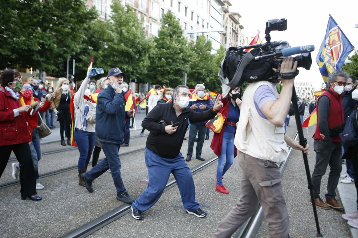 gonzzalogb's tweet photo. Asistentes a las manifestaciones de Nuñez de Balboa y similares: Melisa, líder del grupo neonazi Hogar Social; Manuel Andino, líder de la Falange; el partido fascista Democracia Nacional, los nazis de Alcalá de Henares.. ¡Y las llaman protestas por "la democracia y la libertad"! https://t.co/oO1Qxc6QAf