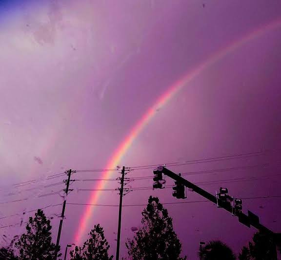радуга в небе. пейзаж с радугой. лунная радуга. радуга фиолетовый. сиреневая радуга.