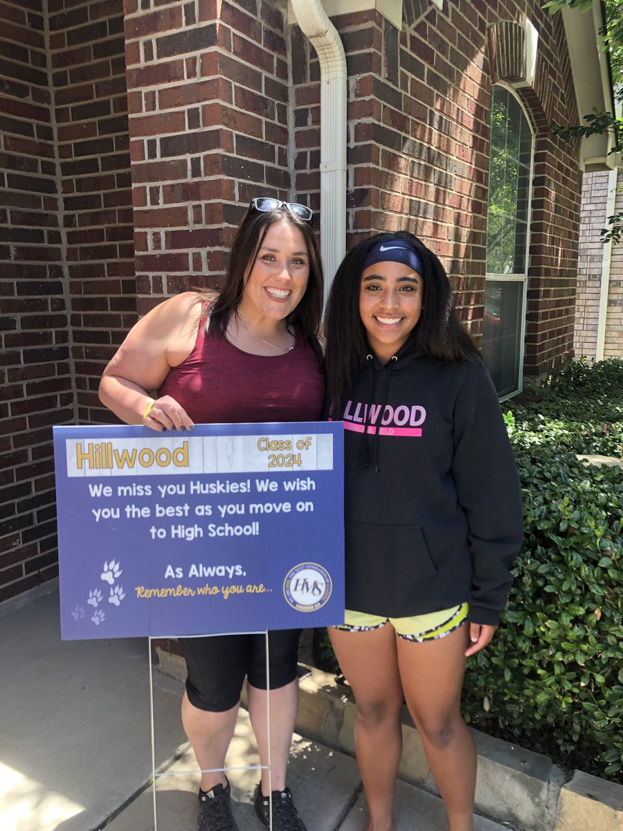 KaraDLiakos's tweet photo. #HMSCLASSOF2024 Social distancing went out the window at this house! Couldnโt help it!! Love my Toler!! https://t.co/oUayKfFnmX