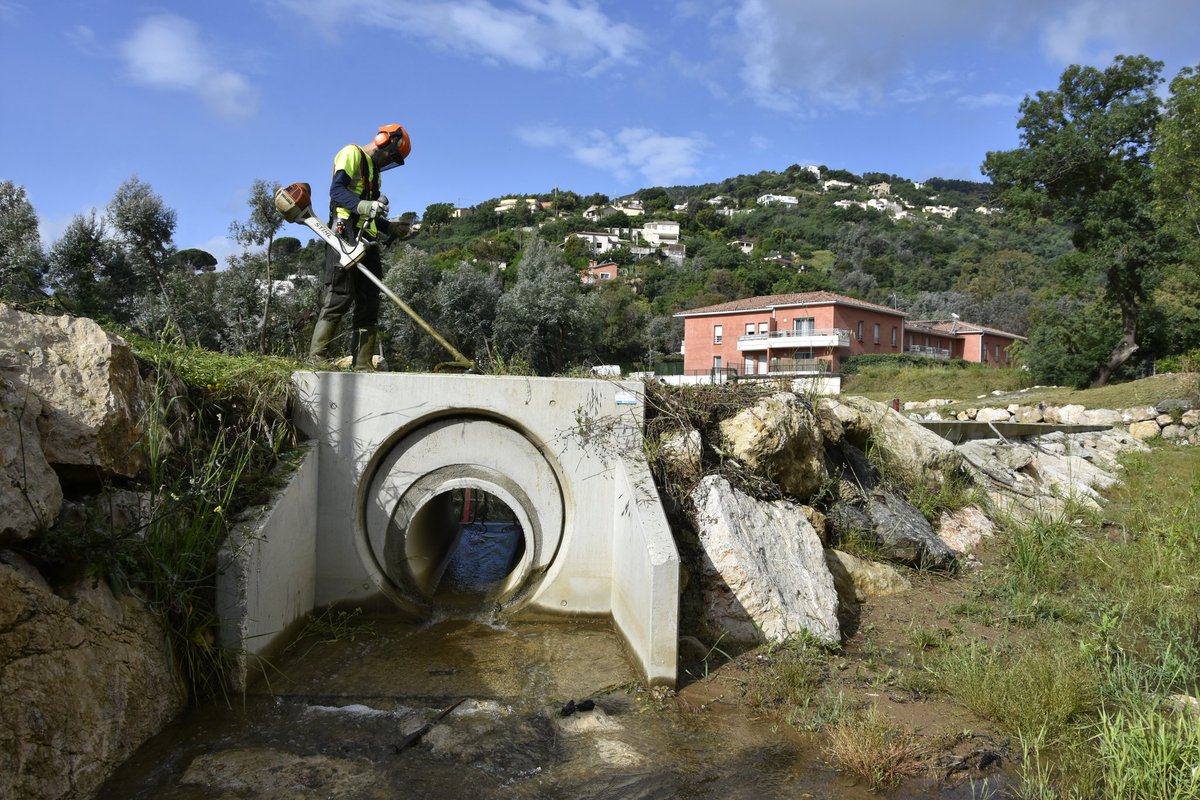 SebastienLeroy_'s tweet image. Les actions sur le terrain que nous pouvons gérer seuls se multiplient donc avec nos agents et les équipes de @CACPLOfficiel

Exemple sur les travaux d’#entretien des #vallons des Gaveliers et des Termes afin d’assurer le bon écoulement des eaux