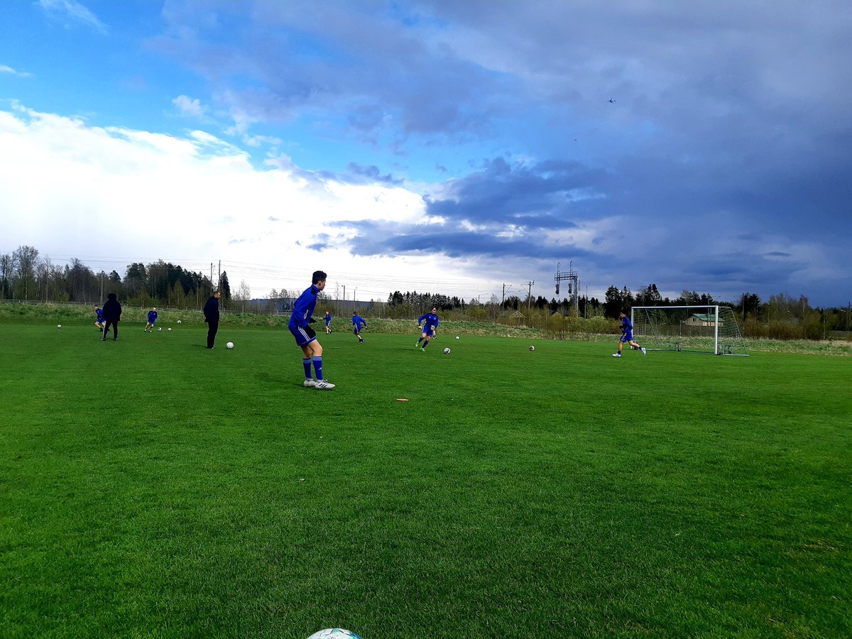 Pienryhmätreenit jatkuivat tänään Ainolan nurmella⚽️💙#sininensydän #junnufutis #ainola