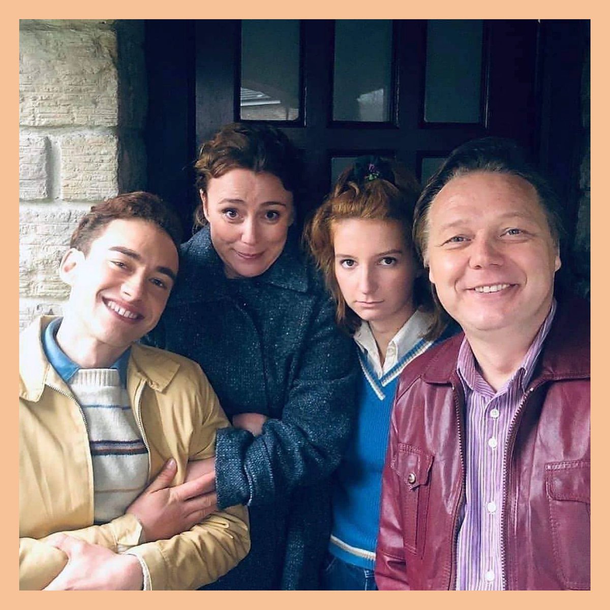 MariaSa21016180's tweet image. @keeleuHaweslove. Que tengan un lindo dia. Miss Keeley Hawes es Valerie Trozer en Chicos de Red production y Estudio Canal. Te amo chica . #keeleyHawrslove #Redproduction #Estudiocanal.🧡🌼🌼🌼🍃🌼🍃🌼🍃🌼🍃🌼🍃
