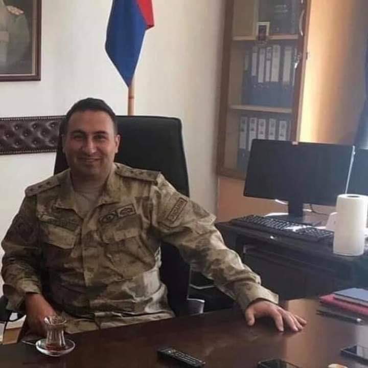 abdullahagar2's tweet photo. Geriye kalan bir şeref ve boş bir çay bardağı.

Kars-Kağızman Çemçe’ye sızma haberi üzerine gönüllü timiyle bölgeye gitti, sık ağaçlık ve kesin arazide inlerine girdi, çatıştı, Mehmetçiklerle 3’nün de canlarını aldı ve ŞEHİT DÜŞTÜ.

Ruhun şad olsun Ferhat Çiftçi Yüzbaşım. https://t.co/giWVlSfLXy