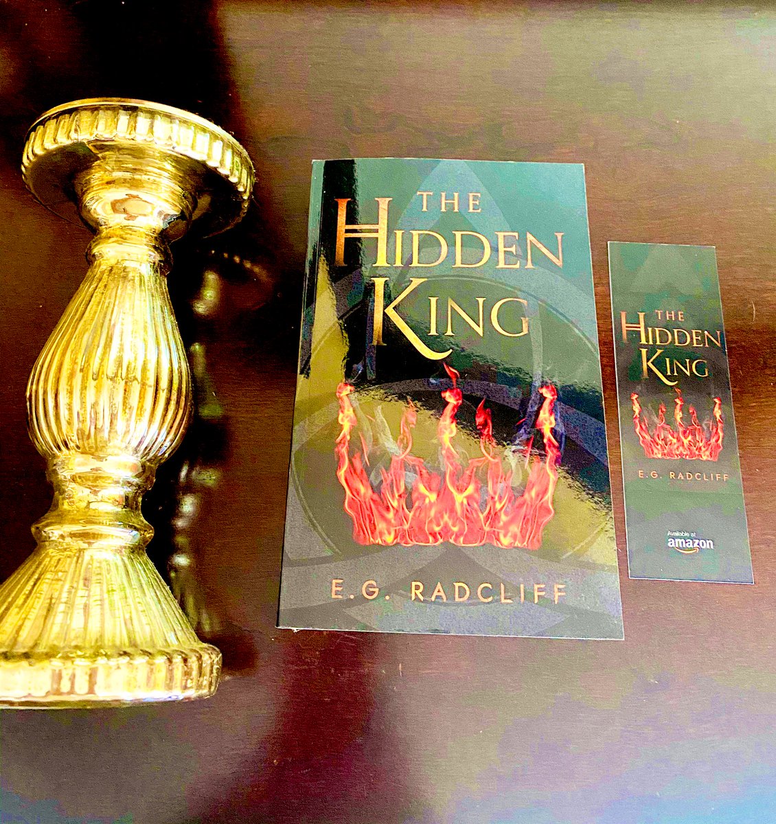 YABookArmy's tweet photo. 🤴🏼 FLASH GIVEAWAY 🤴🏼
Hidden Truths. Hidden Power. Hidden Destiny.
Fancy a signed author copy of THE HIDDEN KING by @EgRadcliff with a bookmark?
RT + FOLLOW US & AUTHOR. INTL OK. ENDS MAY 31. TAG FRIENDS FOR XTRA ENTRIES.
#giveaway #yabookarmy #booktwitter #bookwin #yabooks https://t.co/pItEU2XZRE