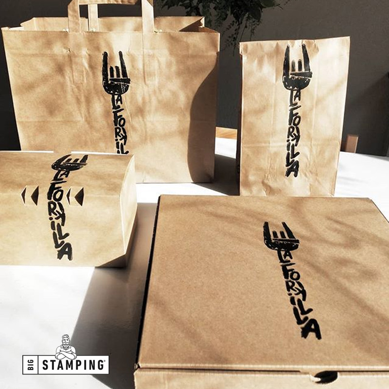 ¿Te hemos dicho ya que somos grandes aliados de los restaurantes que están implementando #takeaway en estos tiempos?

Hazte con tu sello #BigStamping y personaliza todo tu packaging (bolsas, cajas, etc.) ¡sin tiradas mínimas!