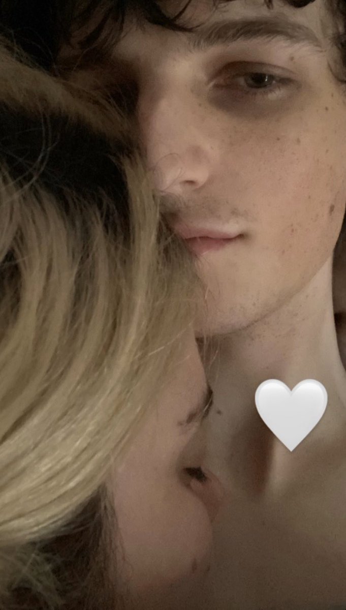 teeksarchive's tweet photo. austin &amp; sky 🥺🥺 https://t.co/uaBXhuTEGT