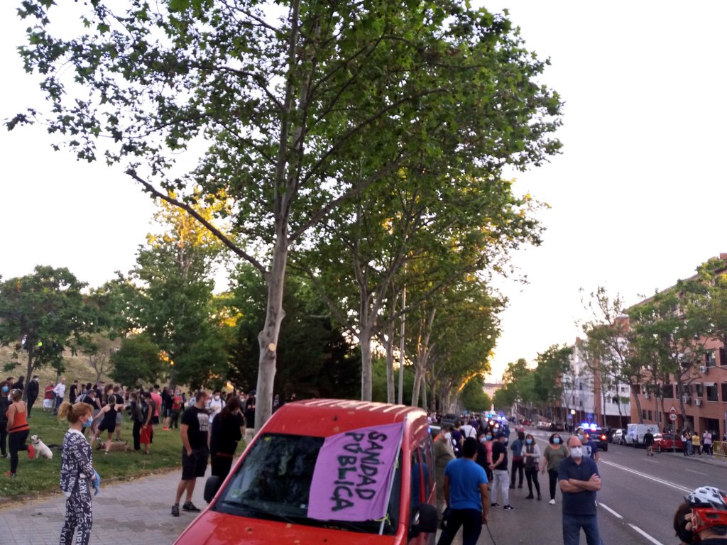 lavillanavk's tweet photo. Completa tranquilidad hoy en el paseo por calle Candilejas, gritos por la #SanidadPublica y #AyusoDimision y el placer de sentir que nuestro barrio está más unido que nunca. 

Con inteligencia, confianza vecinal y apoyo mutuo podemos conseguir lo que queramos. ¡Viva Vallecas! ✊🏾 https://t.co/BuW1spVcMn