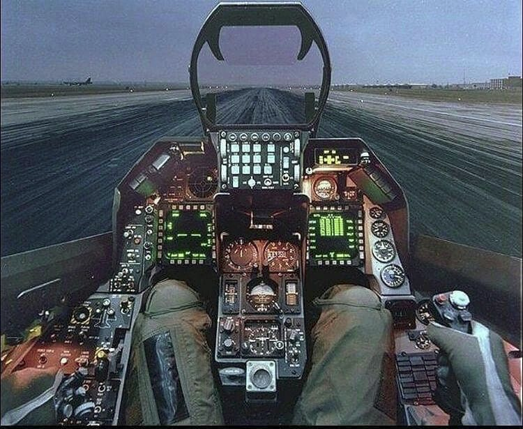 ウチューじん ささき 男の子が大好きなf 16のhud Mfdって 攻めたコクピットデザインのせいで計器設置面積が限られてしまい Mfd化しなければ戦闘機としての運用が厳しかったという事情があるのかも ウチューじん ささき 男の子が大好きなf 16のhud Mfdって 攻めたコクピットデザインのせいで計器設置面積が限られてしまい Mfd化しなければ戦闘機としての運用が厳しかったという事情があるのかも