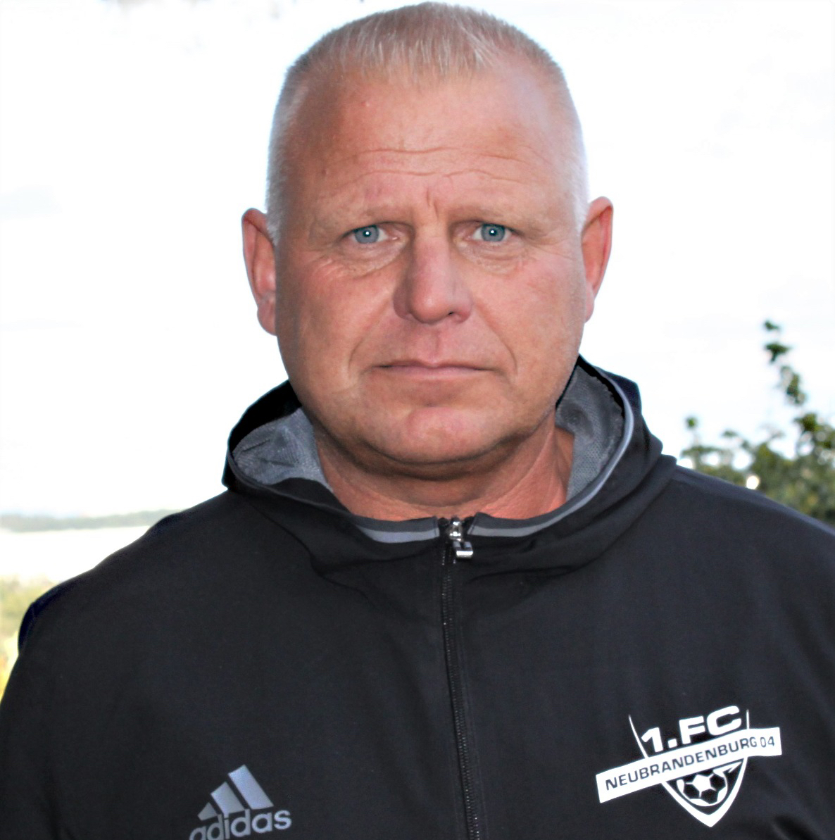 André Schröder bleibt Trainer der U17 🔵⚪️ 

Wir freuen uns, das André weiterhin an Bord bleibt! 💙

➡️ 1fcneubrandenburg04.de/kaderplanung-b…