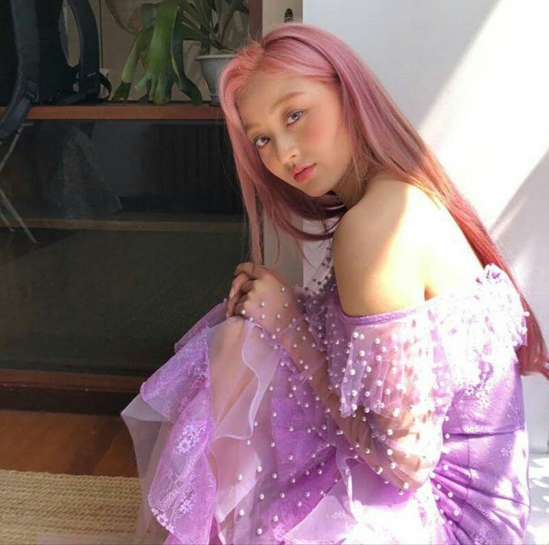 CAN WE ALL AGREE THAT GIRLS WITH PINK HAIR