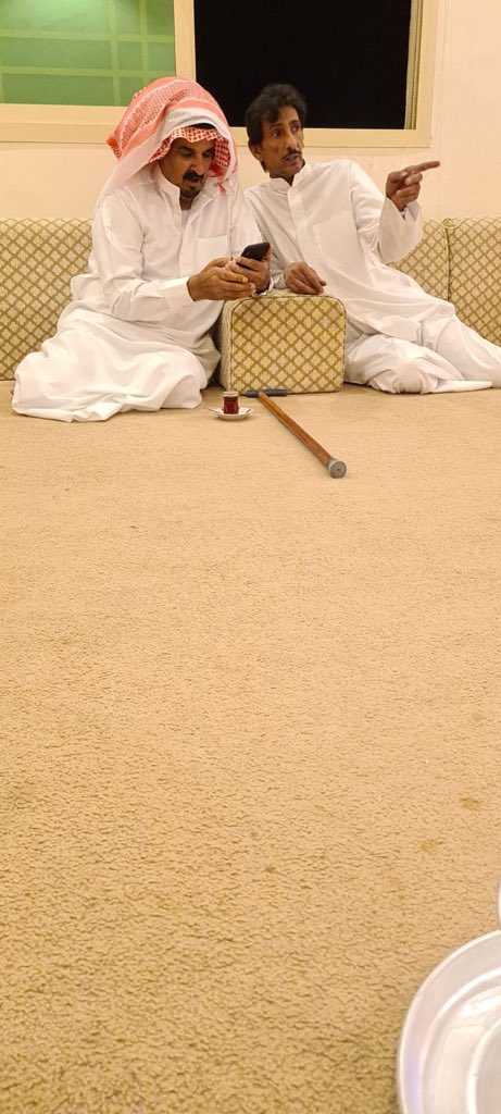 الحمدلله حمداً كثيراً طيباً ، بعد اغلاق الحدود مع المملكه العربيه السعوديه لمدة ٣ شهور ، اليوم قد عاد والدي: 
مطشر الجيش الى ارض البلاد وبجانبه بالصوره عمي عبطان الجيش مُرَحِّباً به 

قرت أعيننا به والحمدلله على السلامه 💙