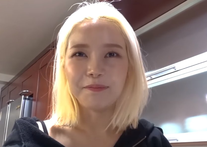 This suddenly even blonder Yongsun on solarsido gave us a first hunch about what was to come @RBW_MAMAMOO